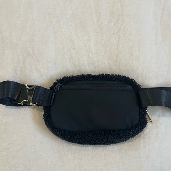 Lululemon Sherpa Belt Bag - Picture 6 of 6